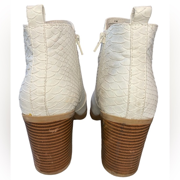Altar'd State Brynn Ankle Bootie Off White Snake Skin Pointed Toe Women's Sz 9 - Picture 6 of 16